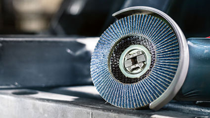 Sliptrissa med finstrukturerad ytbehandling, liggande på en metallisk yta.