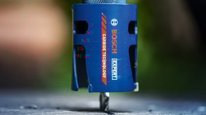 Blått hålsågshuvud med texten "BOSCH CARBIDE TECHNOLOGY EXPERT" i röd och vit text.