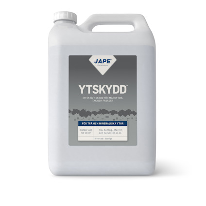Plastbehållare med grön vätska och texten "YTSKYDD" på etiketten. Märket Jape.