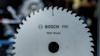 Cirkelsågblad märkt "BOSCH PRO Wood" med tandad kant, fotad mot suddig bakgrund.