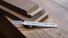 Sticksågblad märkt "T101BIF PRO Laminate clean SWISS MADE BOSCH" vid laminatgolv.