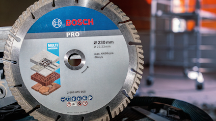 Cirkelsågklinga från Bosch Pro, Ø 230 mm, visas framför suddig bakgrund.