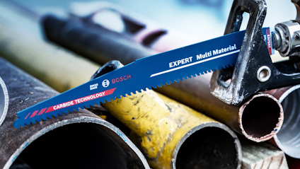 Sågblad märkt "Bosch Expert Multi Material" ovanpå metallrör.