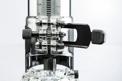 Elektriskt verktyg med metallkomponenter och mätmarkeringar, del av en precisionsmekanism.