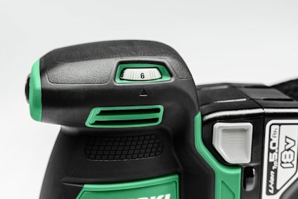 Grön och svart verktygsdel med ett reglage märkt "6", samt en etikett med "18V Li-ion 5.0 Ah".