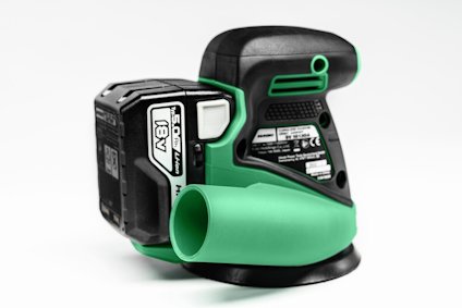 Elektrisk slipmaskin med svart och grön design, utrustad med ett 18V batteri och dammutsug.