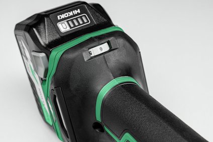 Svart och grön elektrisk handverktyg med ett reglage märkt "1" och "9" och en batteriindikator.