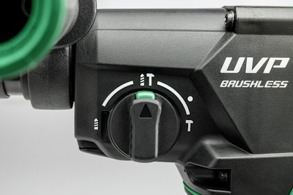 Svart och grön maskin med en ratt och texten "UVP Brushless" på höljet.