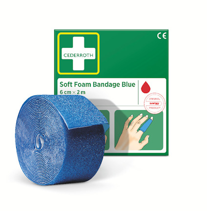 Blå skumbandage bredvid en förpackning med texten "Cederroth Soft Foam Bandage Blue, 6 cm x 2 m".