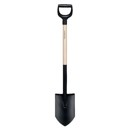 Spade med trähandtag och svart metallblad, D-format grepp på toppen.