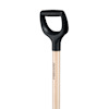 Spade med svart plasthandtag och skaft av trä med texten "FISKARS".