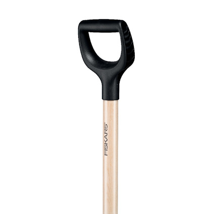 Spade med svart plasthandtag och skaft av trä med texten "FISKARS".